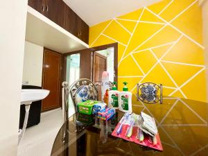 Köök või kööginurk majutusasutuses Exquisite 3BHK Apartment in the heart of Newtown beside Axis Mall, Action Area 1 +34 fotot