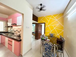 Köök või kööginurk majutusasutuses Exquisite 3BHK Apartment in the heart of Newtown beside Axis Mall, Action Area 1