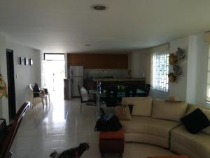 een woonkamer met een bank en een hond erin bij casa hostal rochymar in Juan de Acosta
