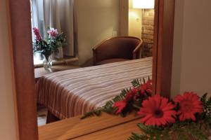 Postel nebo postele na pokoji v ubytování Hotel Quartier des Spectacles