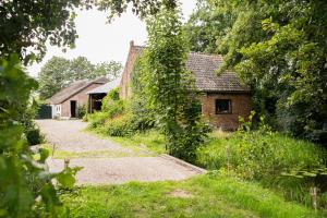 an old house with ivy growing on the side of it at Bohemian Experience Wellness, Jacuzzi, Sauna, BBQ, Garden, Sleeps 14 in Kockengen