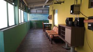 Itariri的住宿－Recanto de cachoeiras，一间设有一排椅子和一张桌子的等候室