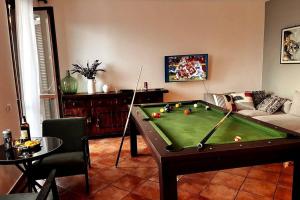 Una sala de estar con una mesa de billar. en Lago Maggiore Billard Pinball Arcade, en Malgesso