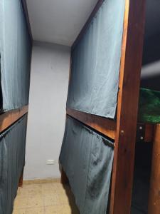 2 Etagenbetten in einem Zimmer mit einer Wand in der Unterkunft Salta eco alojamiento in Salta