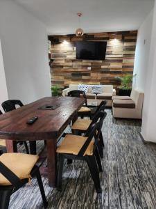 sala de estar con mesa de madera y sillas en Salta eco alojamiento en Salta