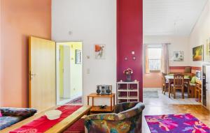 ein Wohnzimmer mit einem Sofa und einem Tisch in der Unterkunft Beautiful Home In Falkenstein With Kitchen in Falkenstein