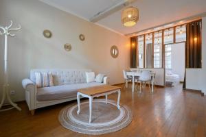 uma sala de estar com um sofá e uma mesa em Charming 2 bedroom apartment with terrace em Lille