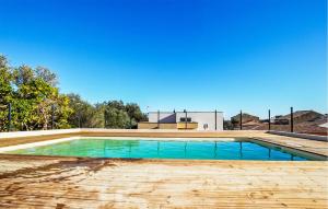 una piscina vacía de agua azul en Amazing Home In La Palme With Private Swimming Pool, Can Be Inside Or Outside, en Lapalme