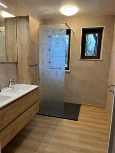 uma casa de banho com um chuveiro, um lavatório e uma banheira em Résidence de la Roseraie em Florenville