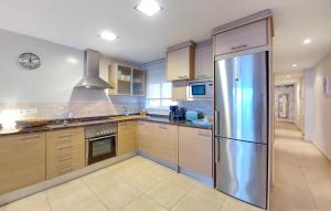 Η κουζίνα ή μικρή κουζίνα στο 2 Bedroom Awesome Apartment In Moncofa +10 φωτογραφίες