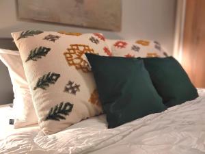 uma cama com duas almofadas em North Key - Cozy apartment with a beautiful view em Xanthi