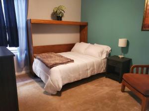 a bedroom with a bed with a wooden headboard at I Deal Lake Powell Home 3BR, Jacuzzi, BBQ, Firepit in Page