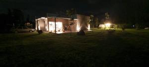 ein kleines Haus in einem Garten in der Nacht in der Unterkunft Casaquinta las liebres in Villars
