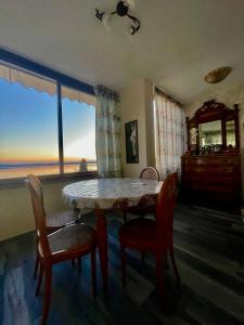 特雷維那諾羅馬諾的住宿－Sguardo sul lago，一间带桌椅和窗户的用餐室