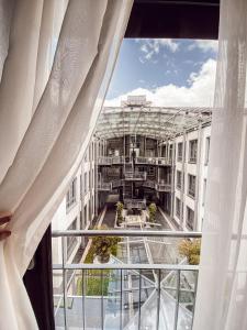 En balkon eller terrasse på east Hotel Hamburg