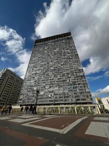 un edificio alto con gente caminando delante de él en Mirante do Vale - Centro Histórico de São Paulo en São Paulo