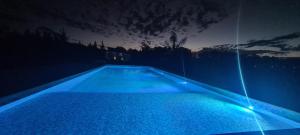 een zwembad 's nachts met blauwe lichten bij Casaquinta las liebres in Villars