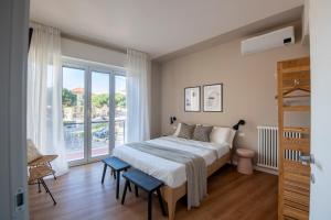a bedroom with a bed and a large window at 223 - Ma & Ma Luxury Apartment 1 grande - 500metri da mare e spiaggia, vicino alla Baia del Silenzio - PARCHEGGIO GRATIS PRIVATO INCLUSO in Sestri Levante