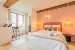 En eller flere senge i et værelse på Old Lille - Functional studio at the Quai du Wault