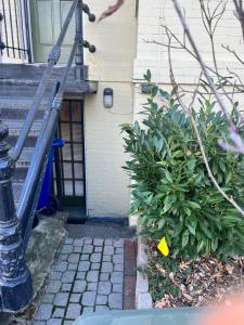 un escalier en face d'un bâtiment avec une maison dans l'établissement Logan Circle Living, à Washington