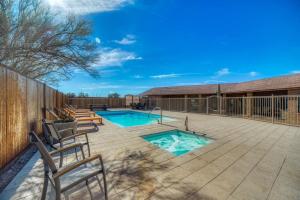 Piscina de la sau aproape de Spacious Tucson Villa with Pool