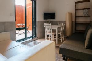 ein Wohnzimmer mit einem Sofa und einem Tisch in der Unterkunft Lisboa - Moscavide, Parque das Nações Apartment in Lissabon