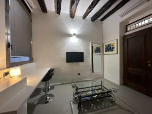 Televízia a/alebo spoločenská miestnosť v ubytovaní C&O Savoia Deluxe Rooms + 37 fotografií