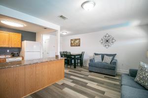 een keuken en een woonkamer met een bank en een tafel bij Oak Shores 126 in Biloxi