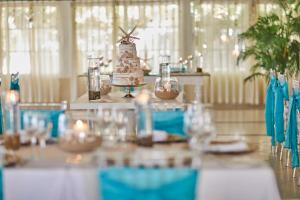 ラス・テレナスにあるBahia Principe Grand El Portillo - All Inclusiveの結婚式用のケーキとキャンドルが置かれたテーブル