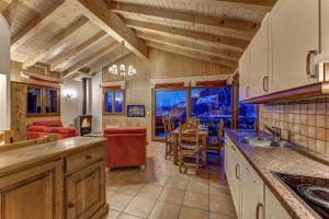 une cuisine et un salon avec une table et des chaises dans l'établissement Chalet Petite Arvine, à La Tzoumaz 13 autres photos