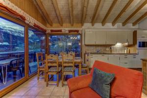 une cuisine et une salle à manger avec une table et des chaises dans l'établissement Chalet Petite Arvine, à La Tzoumaz