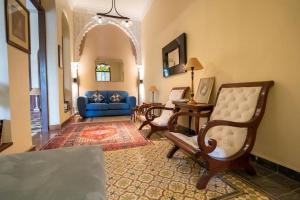 - un salon avec un canapé bleu et des chaises dans l'établissement Villa Enya Élégance&Authenticité, à Tanger
