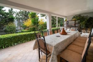 Une table à manger et des chaises sont disponibles sur la terrasse. dans l'établissement Villa Enya Élégance&Authenticité, à Tanger