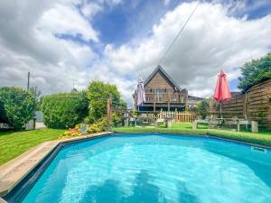 una grande piscina nel cortile di una casa di Beautiful 5-Bed House in Isigny-le-Buat a Isigny-le-Buat