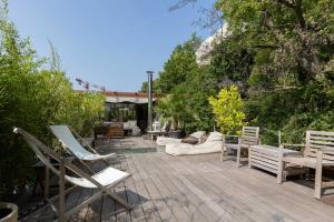 un patio con un mucchio di sedie e panche di Charming and spacious apartment Hauts de Seine a Issy-les-Moulineaux