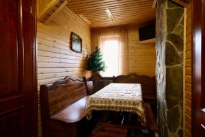 un comedor con una mesa en una cabaña en Goryanka Hotel, en Mykulychyn
