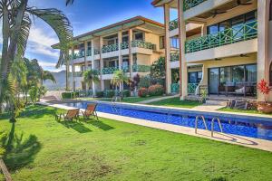 Una casa grande con piscina delante de ella. en PP-505 Punta Plata, en Playa Flamingo