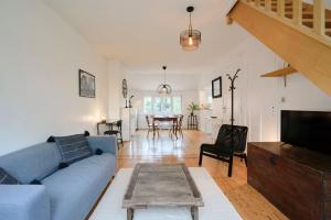 a living room with a blue couch and a table at Superbe appartement art deco tout équipé pour 2 ! in Marcq-en-Baroeul
