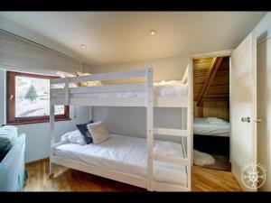 1 dormitorio con 2 literas y ventana en CIGALERA de Alma de Nieve, en Naut Aran (Alto Arán)