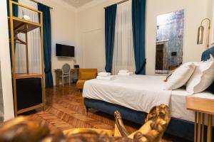 um quarto com uma cama grande e cortinas azuis em Villa Clio, a Luxury Collection em Tessalônica
