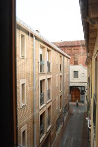 een uitzicht op een steeg vanuit een gebouw bij 33 Pasos Catedral 3 in León