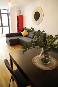 een woonkamer met een bank en een tafel bij 33 Pasos Catedral 3 in León