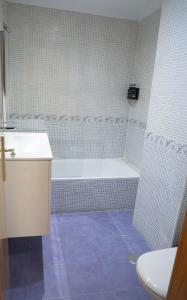 een badkamer met een bad, een wastafel en een toilet bij 33 Pasos Catedral 3 in León