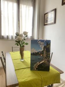 una mesa con un mantel amarillo y una foto en ella en Casa Luigi, en Como