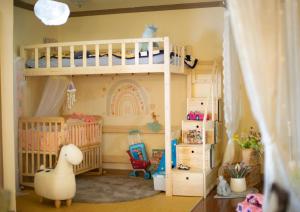 una camera per bambini con letto a castello e unicorno di Secret garden a Chiang Mai