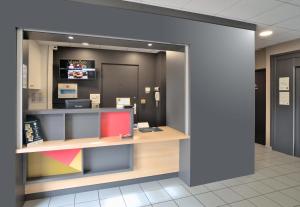 eine Lobby mit einer Rezeption in einem Gebäude in der Unterkunft B&B HOTEL Dreux Centre in Dreux