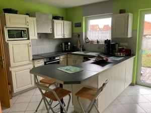 Kuchyň nebo kuchyňský kout v ubytování Entre vignes et châteaux.