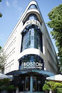 ein Gebäude mit einem Schild, das Boston Bar Lounge-Essen liest in der Unterkunft Boston Hotel HH in Hamburg