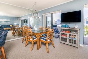 comedor con mesa, sillas y TV en Ocean City Beach Retreat with Linens Included en Ocean City