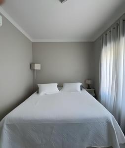 Llit o llits en una habitació de Casa 4 Suítes com piscina Fundos Lago-Ilhas Resort